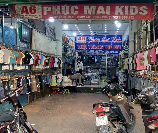 Cửa hàng quần áo tại khu Liên hiệp thể thao Minh Thu