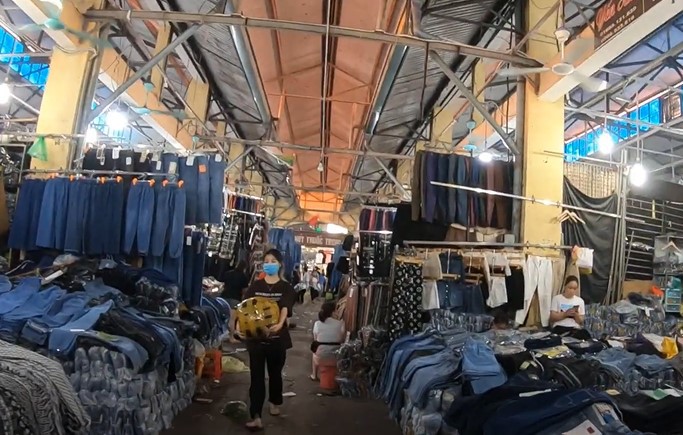 quần jeans được bày bán nhiều tại chợ nành