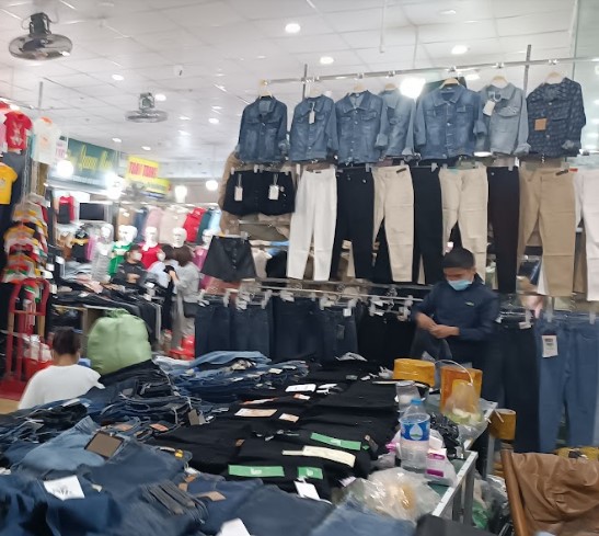 gian hàng jeans tại chợ vĩnh phát