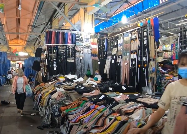 cách trưng bày quần áo tại chợ nành